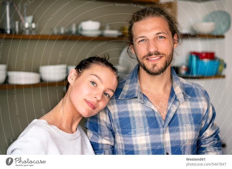 Porträt eines glücklichen jungen Paares zu Hause Zuversicht Zuversichtlich Selbstvertrauen selbstbewusst Vertrauen Portrait Porträts Portraits Zuhause daheim