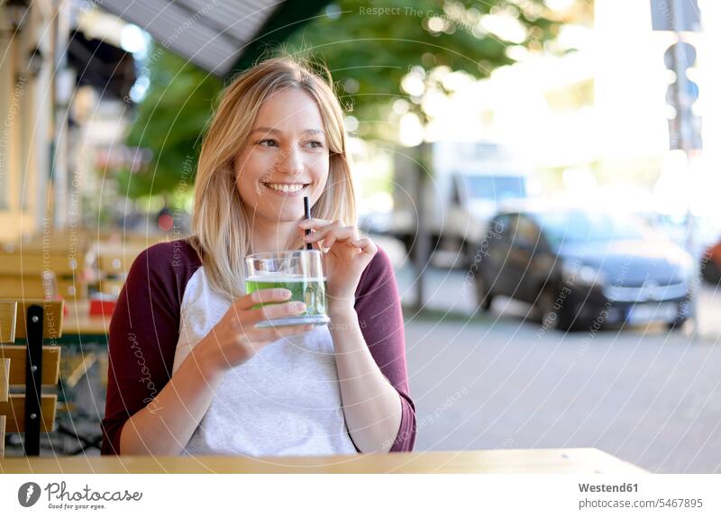Blonde junge Frau trinkt 'Berliner Weisse' im Biergarten Berliner Weiße Pause lächeln Biergaerten Biergärten trinken weiblich Frauen Gastronomie Alkohol