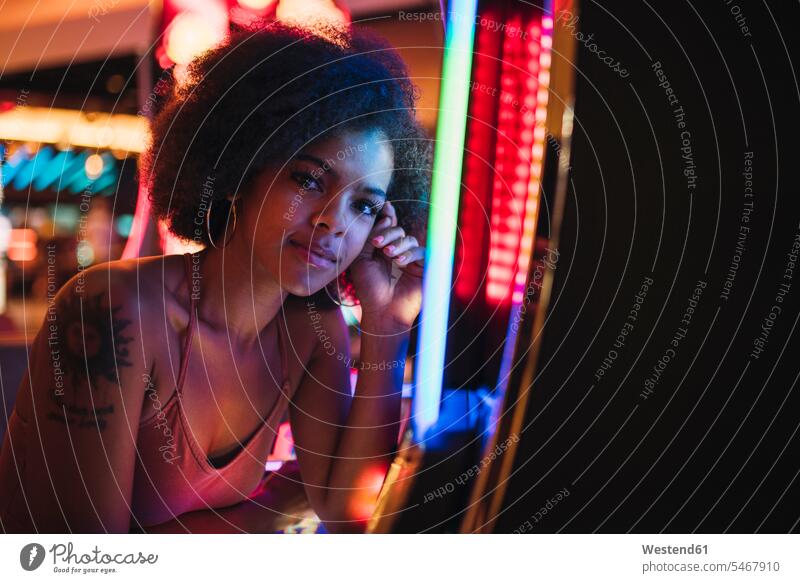 USA, Nevada, Las Vegas, Porträt einer jungen Frau am Spielautomaten in einem Casino Portrait Porträts Portraits weiblich Frauen Glücksspielautomat
