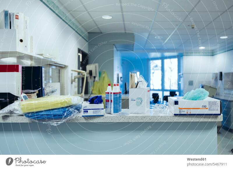 Persönliche Schutzausrüstung im Krankenhaus Gesundheit Gesundheitswesen medizinisch geschützt schützen Absicherung gefaehrlich Gefahren gefährlich Klinik