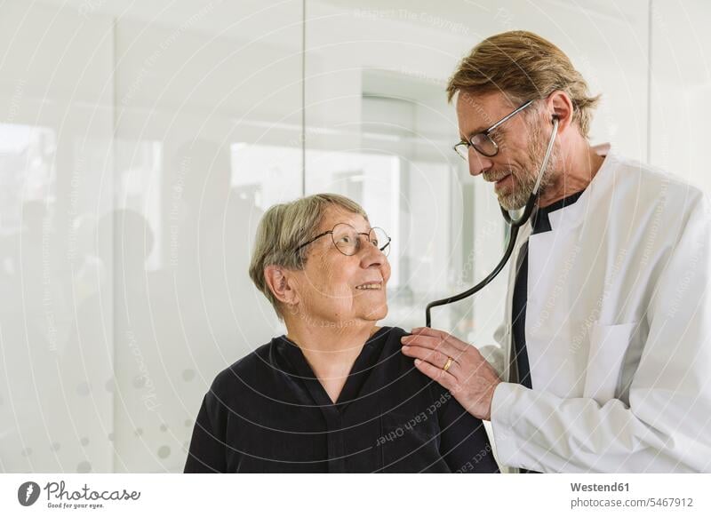 Arzt untersucht älteren Patienten in medizinischer Praxis Gesundheit Gesundheitswesen Erkrankung Erkrankungen Krankheiten Kranke Kranker Job Berufe