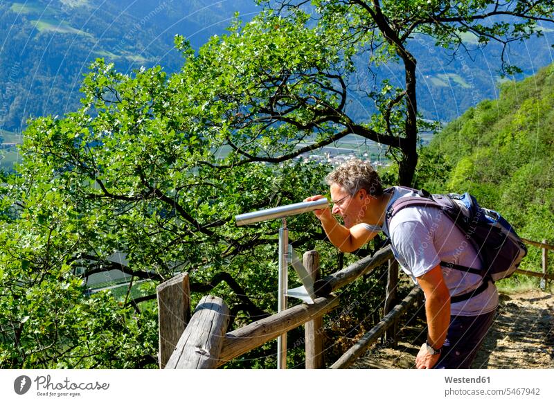 Italien, Südtirol, Vinschgau, Naturns, Sonnenberg Panoramaweg, Wanderer beim Blick durchs Fernrohr Wandertour durchblicken durchblickend Freizeit Muße