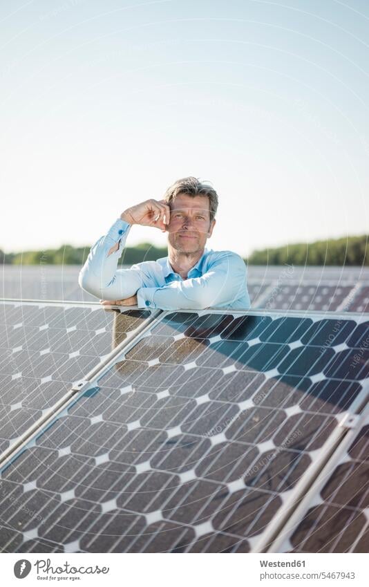 Reifer Mann steht in Solaranlage Technologie Technologien Technik Alternative Energie Ökologie Männer männlich Sonnenkraftwerke Sonnenwärmekraftwerke