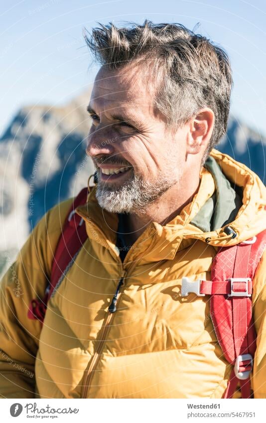 Österreich, Tirol, Porträt eines lächelnden Mannes bei einer Wanderung in den Bergen glücklich Glück glücklich sein glücklichsein Wandertour Gebirge