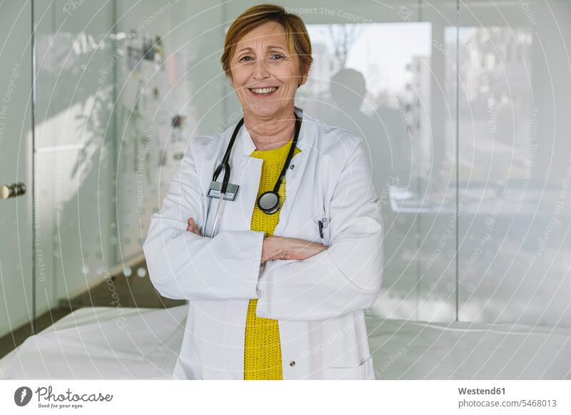 Porträt eines selbstbewussten Arztes Job Berufe Berufstätigkeit Beschäftigung Jobs Glasscheiben Gesundheit Gesundheitswesen medizinisch Stethoskope zufrieden