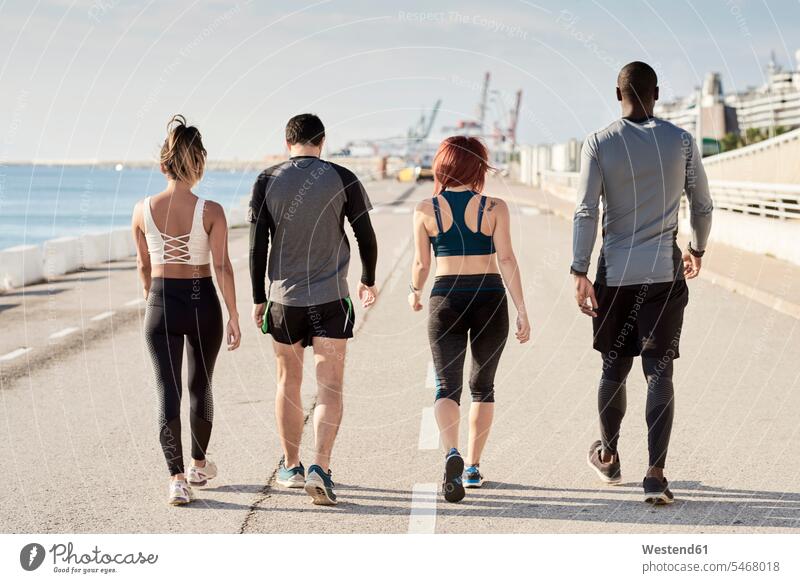 Gruppe von gehenden Sportlern, Rückansicht geht Gruppe von Menschen Menschengruppe Jogger Workout multikulturell Rueckansicht Rückenansicht Rueckenansicht