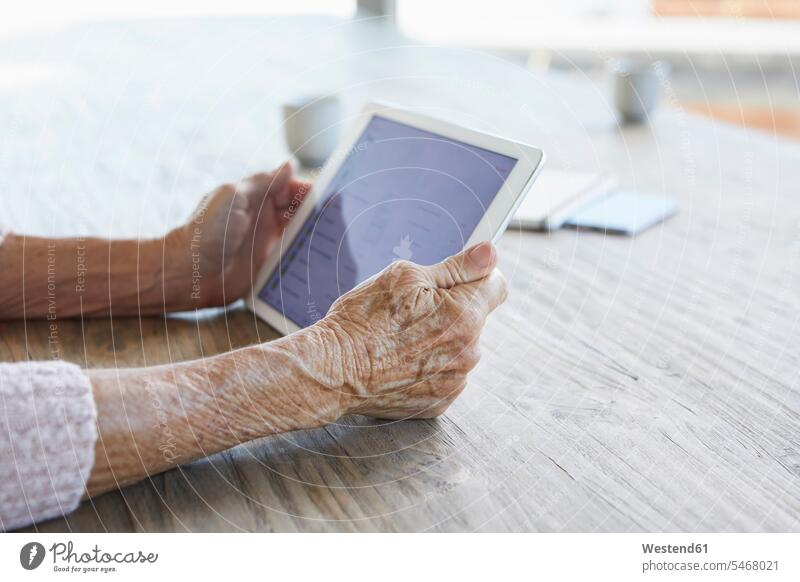 Hände einer Frau halten ein digitales Tablet, Nahaufnahme Tablet Computer Tablet-PC Tablet PC iPad Tablet-Computer Hand Seniorin älter Seniorinnen Rechner