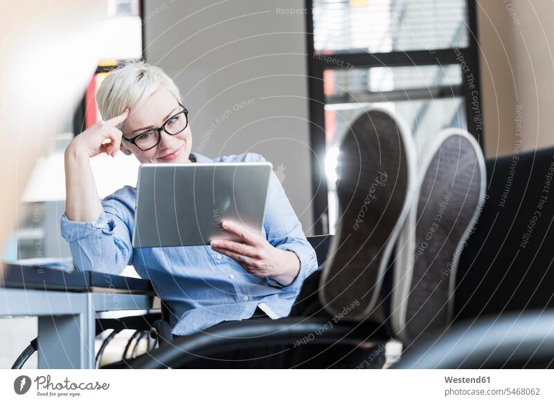 Lächelnde Frau mit Tablette im Büro lächeln Tablet Computer Tablet-PC Tablet PC iPad Tablet-Computer weiblich Frauen Office Büros Zuversicht Zuversichtlich