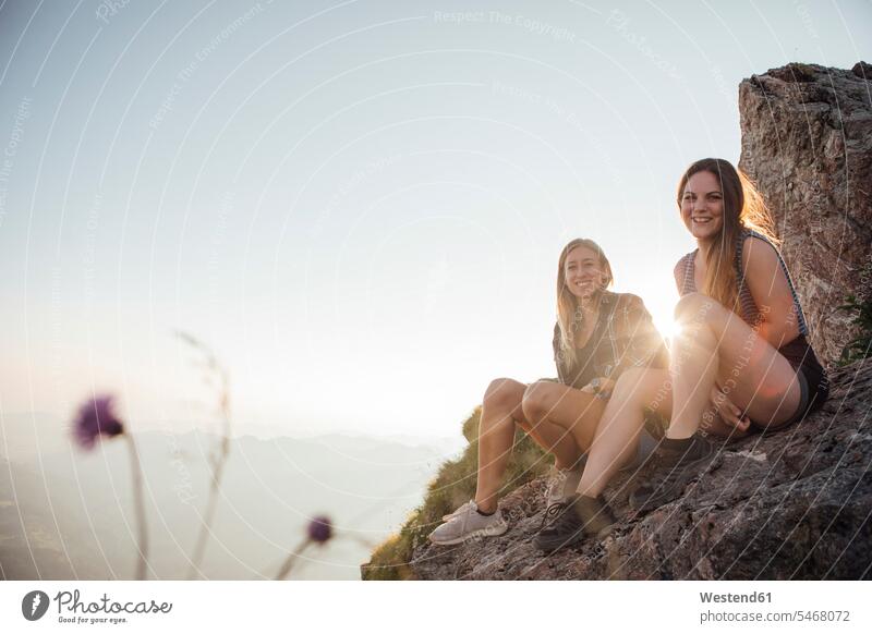 Schweiz, Große Mythen, zwei glückliche Freundinnen auf einer Wandertour machen bei Sonnenaufgang Pause Ausflug Ausflüge Kurzurlaub Ausfluege Glück