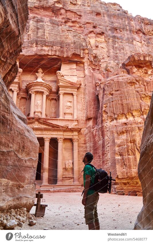 Rucksacktourist bewundert die Al-Khazneh in Petra, Jordanien Touristen Rucksäcke stehend steht alte alter altes sehenswert Sehenwürdigkeiten Travel Ferien