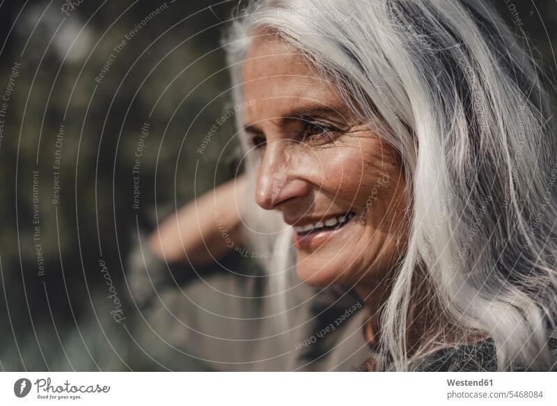 Porträt einer schönen, weißhaarigen älteren Frau Leute Menschen People Person Personen Europäisch Kaukasier kaukasisch 1 Ein ein Mensch nur eine Person single