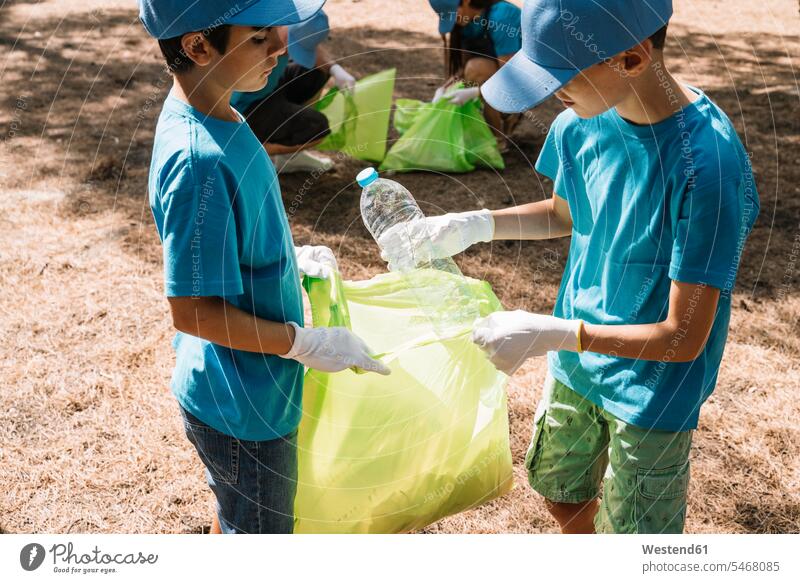 Gruppe von freiwilligen Kindern, die Müll in einem Park sammeln Leute Menschen People Person Personen Kid Kiddies Kids 10 - 11 Jahre 10 bis 11 10 bis 11 Jahre