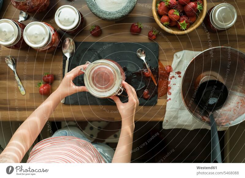 Erdbeermarmelade zu Hause zubereiten Schale Schalen Schälchen Schüsseln Jahreszeiten Frühjahr Lenz daheim Aktivitaet Aktivität Handeln Essen Essen und Trinken