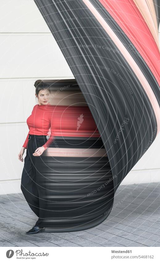 Digitales Kompositum einer jungen Frau, die sich vor einer Wand bewegt Leute Menschen People Person Personen Europäisch Kaukasier kaukasisch 1 Ein ein Mensch