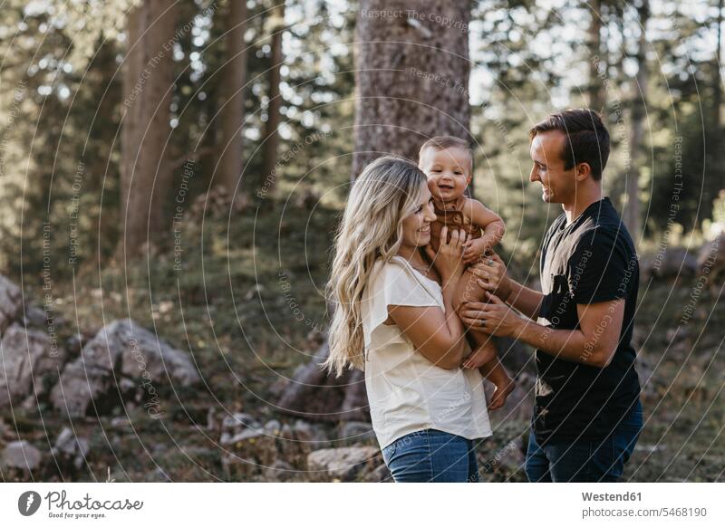 Glückliche Familie mit kleinem Sohn auf einer Wanderung im Wald, Schwaegalp, Nesslau, Schweiz Leute Menschen People Person Personen Europäisch Kaukasier