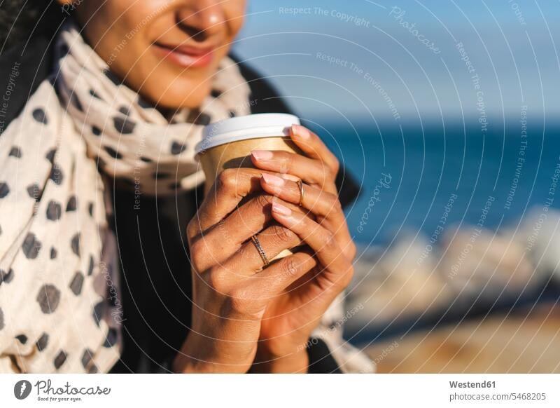 Frauenhände halten Kaffee zum Mitnehmen, Nahaufnahme Hand Hände weiblich Mensch Menschen Leute People Personen Getränk Getraenk Getränke Getraenke