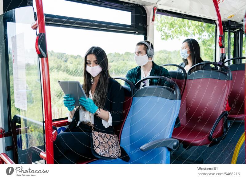 Fahrgäste mit Schutzmasken im öffentlichen Bus, Spanien Transport Transportwesen KFZ Verkehrsmittel Autobus Autobusse Busse Omnibus Omnibusse Kopfhoerer