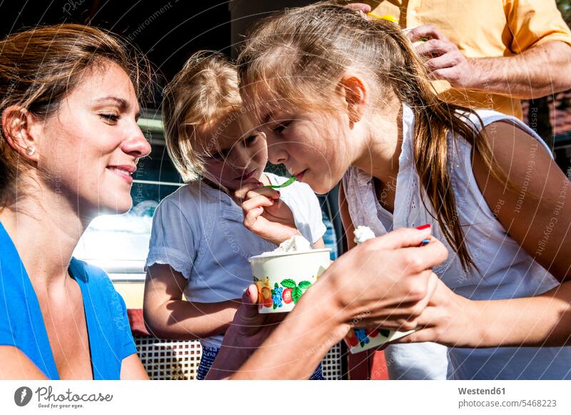 Familie isst Eis in einer Eisdiele Leute Menschen People Person Personen gemischtrassig Europäisch Kaukasier kaukasisch Gruppe von Menschen Menschengruppe