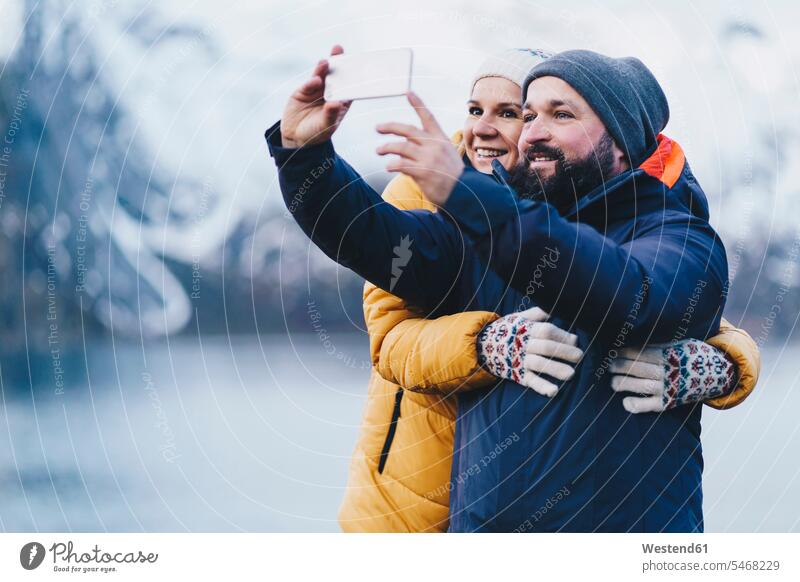Touristenpaar macht ein Selfie in Hamnoy, Lofoten, Norwegen Leute Menschen People Person Personen Europäisch Kaukasier kaukasisch 2 2 Menschen 2 Personen zwei