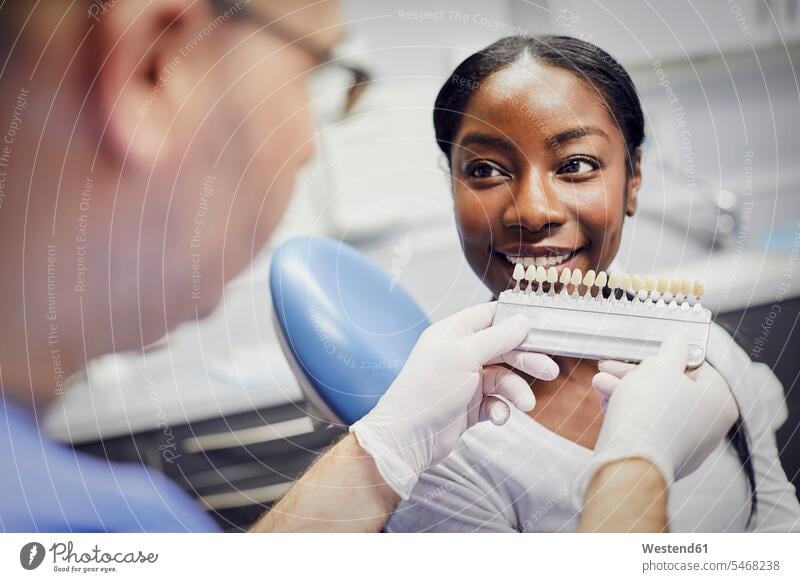 Patient erhält Zahnaufhellungsbehandlung Gesundheit Gesundheitswesen medizinisch Kranke Kranker Patienten Job Berufe Berufstätigkeit Beschäftigung Jobs