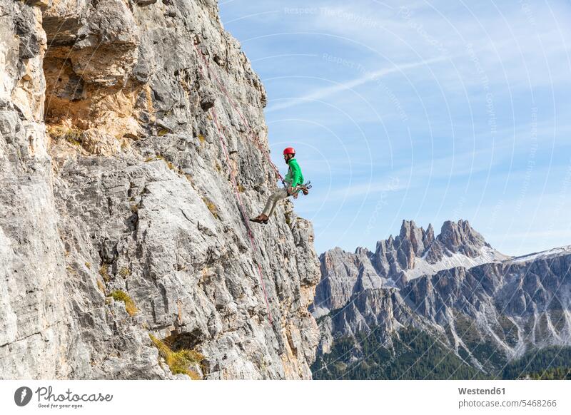 Italien, Cortina d'Ampezzo, Mann beim Abseilen in den Dolomiten Fels Felsen Berg Berge klettern steigen Felswand Kletterer abseilen Männer männlich Gestein