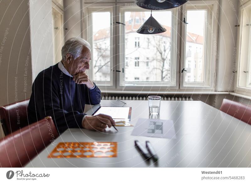 Älterer Mann benutzt Tablett mit Architekturplan Job Berufe Berufstätigkeit Beschäftigung Jobs Architekten geschäftlich Geschäftsleben Geschäftswelt