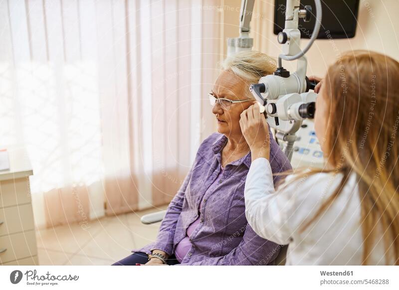 HNO-Arzt untersucht Ohr einer älteren Frau Ohren Seniorin Seniorinnen alt untersuchen prüfen Ärztin Aerztin Ärztinnen Doktorinnen Aerztinnen Mensch Menschen