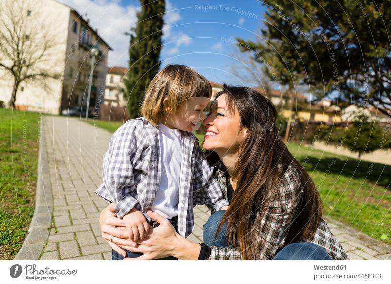 Mutter kuscheln glücklich Kleinkind Sohn auf einem Weg schmusen knuddeln Glück glücklich sein glücklichsein Wege Pfad Mami Mutti Mütter Mama Söhne Eltern