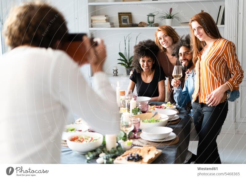 Freunde machen ein Gruppenfoto als Erinnerung an eine Dinnerparty Gruppenbild Gruppenaufnahme fotografieren feiern Fotograf Fotografen Photographen Portrait