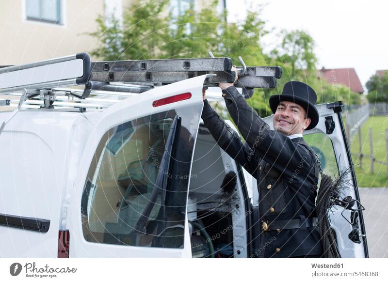 Porträt eines lächelnden Schornsteinfegers an seinem Lieferwagen Europäer Kaukasier Europäisch kaukasisch Tag am Tag Tageslichtaufnahme tagsueber Tagesaufnahmen