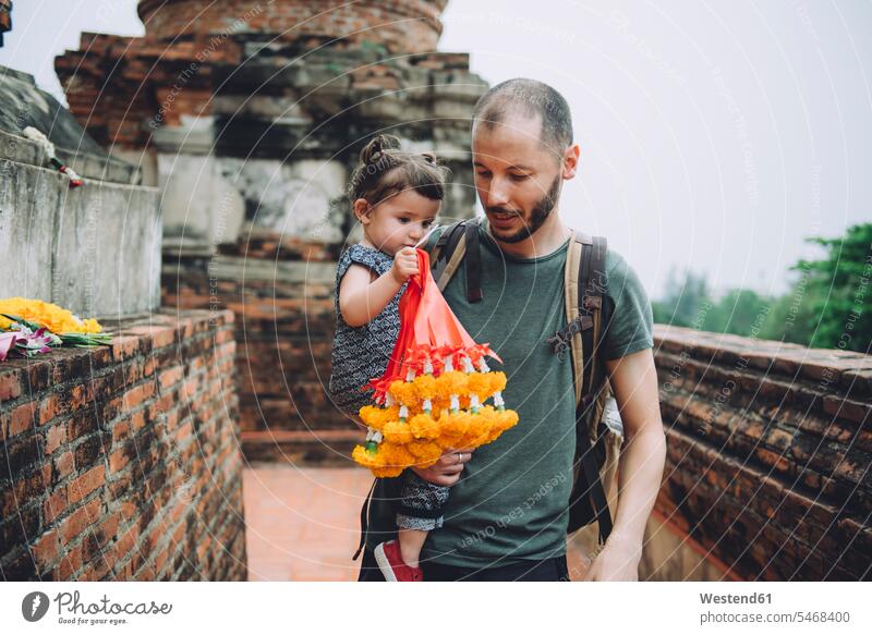 Thailand, Ayutthaya, Vater und kleine Tochter bringen Opfergaben in die Tempelanlage Wat Yai Chaya Mongkhon Töchter Väter Papa Vati Familienvater Papi Gebäude