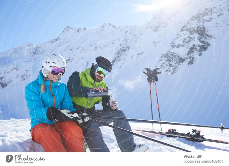 Österreich, Tirol, Kuehtai, zwei Skifahrer in Winterlandschaft machen eine Pause Winterlandschaften Landschaft Landschaften winterlich Winterzeit Paar Pärchen