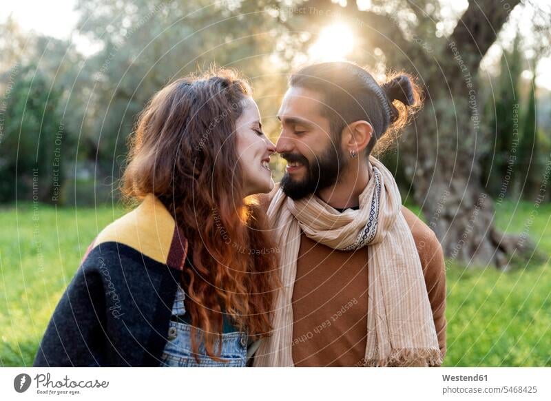 Glückliches junges Paar küsst sich auf dem Land Leute Menschen People Person Personen Europäisch Kaukasier kaukasisch 2 2 Menschen 2 Personen zwei Zwei Menschen