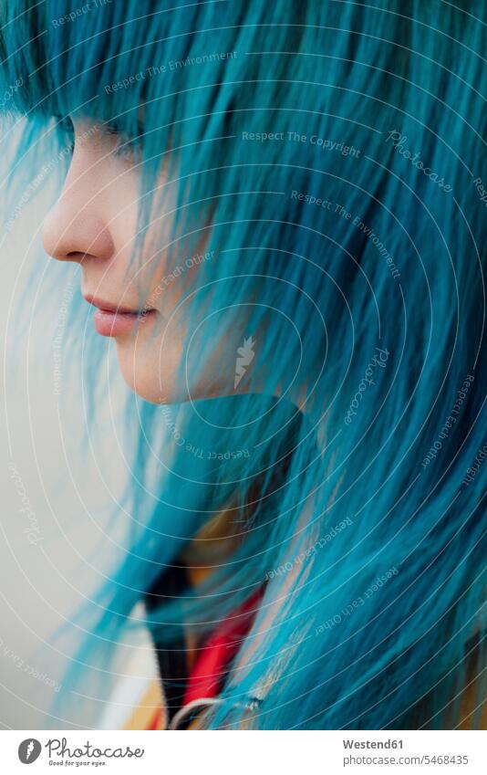 Junge Frau mit gefärbten blauen Haaren, Nahaufnahme weiblich Frauen faerben färben gefaerbt blauer blaues Erwachsener erwachsen Mensch Menschen Leute People