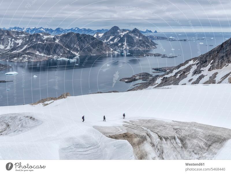 Grönland, Sermersooq, Kulusuk, Schweizer Alpen, drei Personen zu Fuss im Schnee gehen gehend geht Gruppe Gruppe von Menschen Menschengruppe Leute People wandern