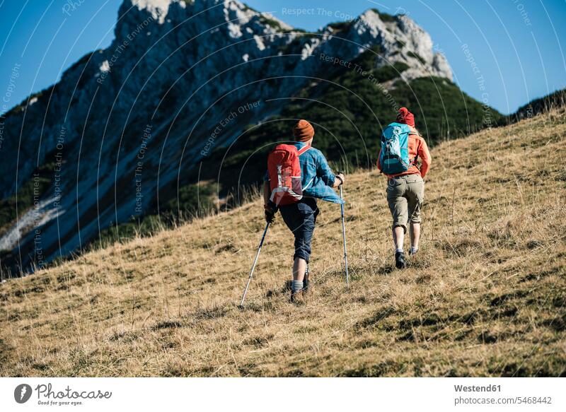 Österreich, Tirol, Paar beim Wandern in den Bergen wandern Wanderung Pärchen Paare Partnerschaft Gebirge Berglandschaft Gebirgslandschaft Gebirgskette