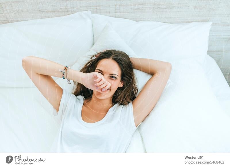 Porträt einer glücklichen jungen Frau, die zu Hause im Bett liegt Leute Menschen People Person Personen Alleinstehende Alleinstehender Singles Unverheiratete