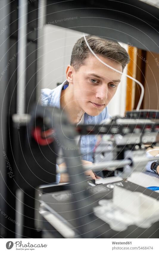Student beim Einrichten eines 3D-Druckers, Nahaufnahme Job Berufe Berufstätigkeit Beschäftigung Jobs konzentrieren konzentriert drinnen Innenaufnahmen Technik