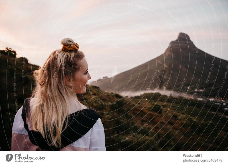Südafrika, Kapstadt, Kloof Nek, lächelnde Frau auf einem Ausflug bei Sonnenuntergang Ausflüge Kurzurlaub Ausfluege Küste Kueste Kuesten Küsten Sonnenuntergänge