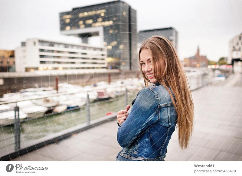 Porträt einer glücklichen jungen Frau am Stadthafen Glück glücklich sein glücklichsein Hafen Haefen Häfen weiblich Frauen Portrait Porträts Portraits staedtisch