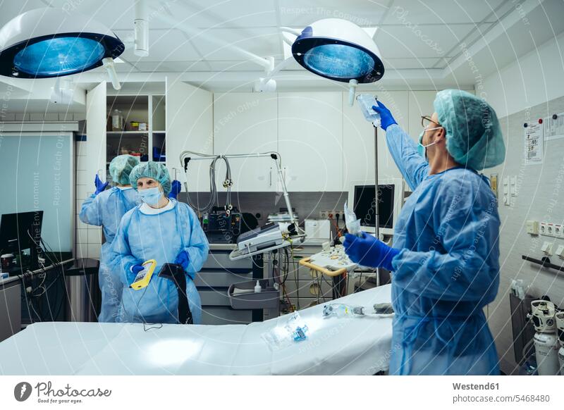 Ärzte, die den Traumaraum eines Krankenhauses vorbereiten Arbeitskollege Arbeitskollegen Kollege Job Berufe Berufstätigkeit Beschäftigung Jobs Gesundheit