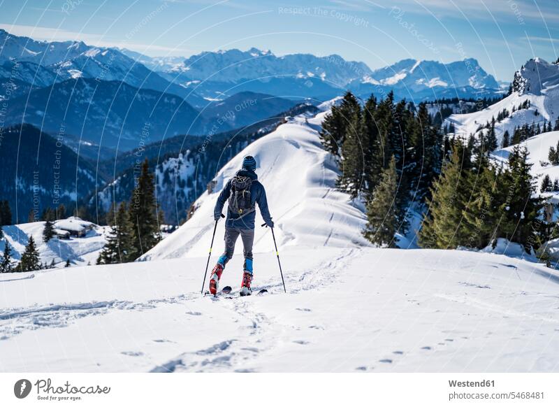 Deutschland, Bayern, Brauneck, Mann auf einer Skitour im Winter in den Bergen winterlich Winterzeit Männer männlich Skitouren Tourenski Berglandschaft