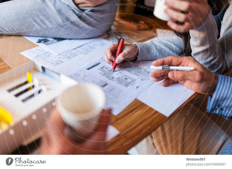Team von Architekten, die an einem Projekt arbeiten und Entwürfe besprechen Bauplan Architekturplan Konstruktionsplan Konstruktionszeichnung Bauzeichnung