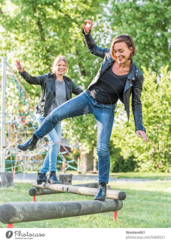 Deutschland, zwei junge Frauen, zwei Freundinnen, im Dialog Freunde Kameradschaft Hosen Jeanshose ausgeglichen Ausgeglichenheit Gleichgewicht Balance freuen