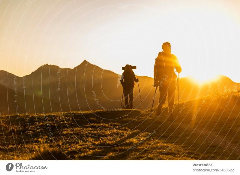 Pärchen beim Wandern in den österreichischen Bergen Rucksack Rucksäcke bergsteigen Bergsteiger reife Frau reife Frauen Sonnenuntergang Sonnenuntergänge