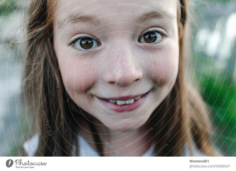 Lächelndes Mädchen schaut in die Kamera Farbaufnahme Farbe Farbfoto Farbphoto Außenaufnahme außen draußen im Freien Tag Tageslichtaufnahme Tageslichtaufnahmen