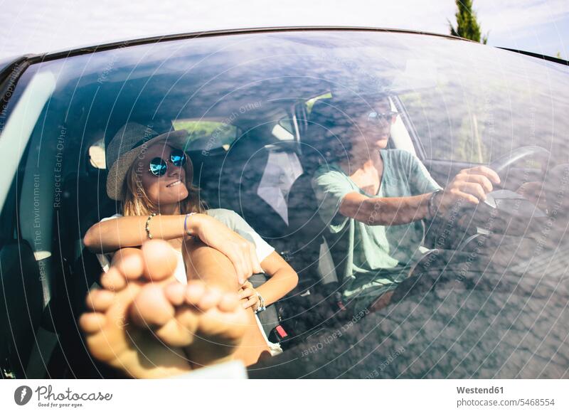 Zwei Freundinnen auf einer Autoreise Freunde Kameradschaft Touristen Hüte T-Shirts Transport Transportwesen KFZ Verkehrsmittel Automobil Autos PKW PKWs Wagen