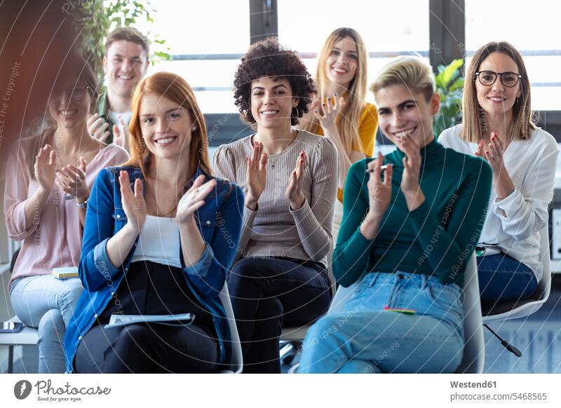 Geschäftsfrauen klatschen während einer Schulung in die Hände Team Beruf Trainer Stuhl arbeiten lächeln sitzen Freude glücklich Zufriedenheit Entwicklung Erfolg