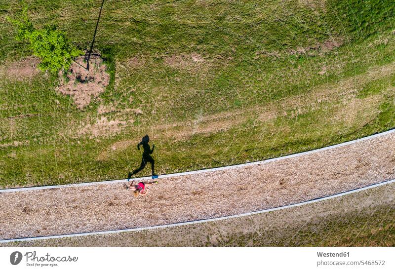 Luftaufnahme einer Joggerin auf einem Holzschnitzelpfad Joggen Jogging Ausdauer Ausdauernd Joggerinnen Trainieren Übung Üben Übungen aktiv Finnenbahn Finnbahn