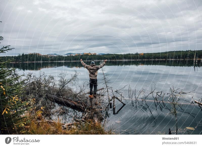 Kanada, Britisch-Kolumbien, Mann steht am Blue Lake und hebt seine Arme See Seen Aussicht Ausblick Ansicht Überblick Männer männlich Gewässer Wasser Erwachsener